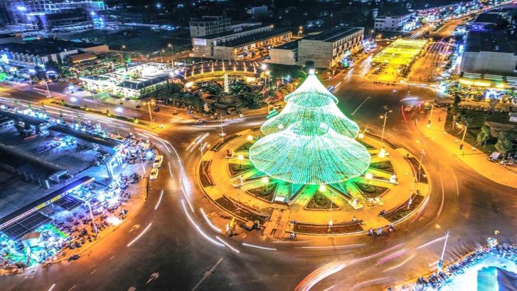 Biggest Christmas tree - BEST PLACES TO SPEND CHRISTMAS IN VIETNAM