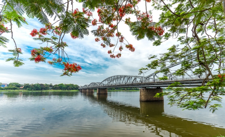 File:Hue, le pont Trang Tien.jpg - Wikipedia