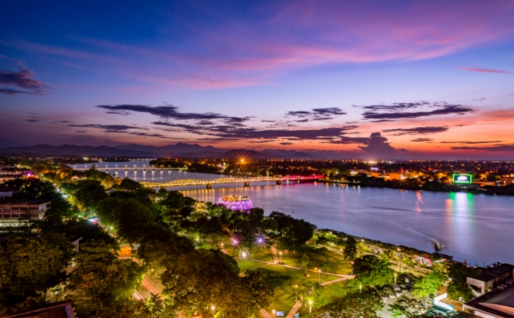 THE ROMANTIC AND HISTORICAL TRANG TIEN BRIDGE OF HUE