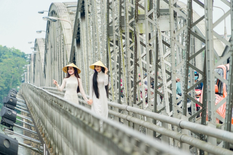 TRANG TIEN BRIDGE HUE, VIETNAM