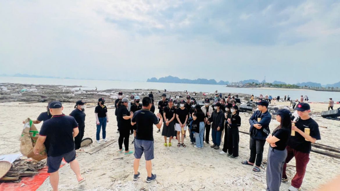 CEO LuxGroup conduct volunteers to clean Halong bay