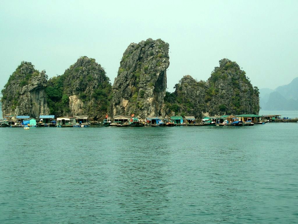 cua van floating village