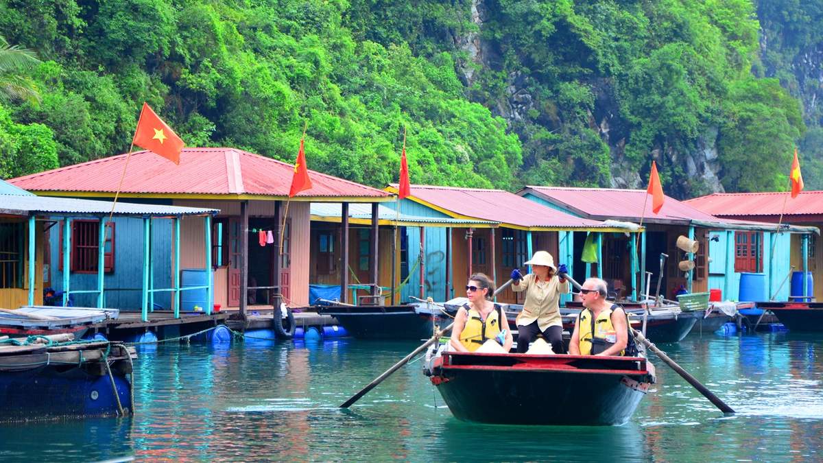 cua van floating village