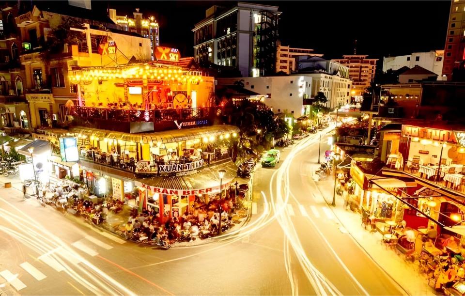 nightlife in hue vietnam