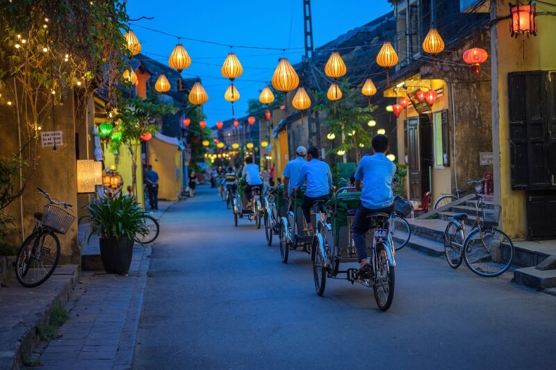 HO CHI MINH - FLY TO DA NANG - HOI AN [GUIDE/B] 